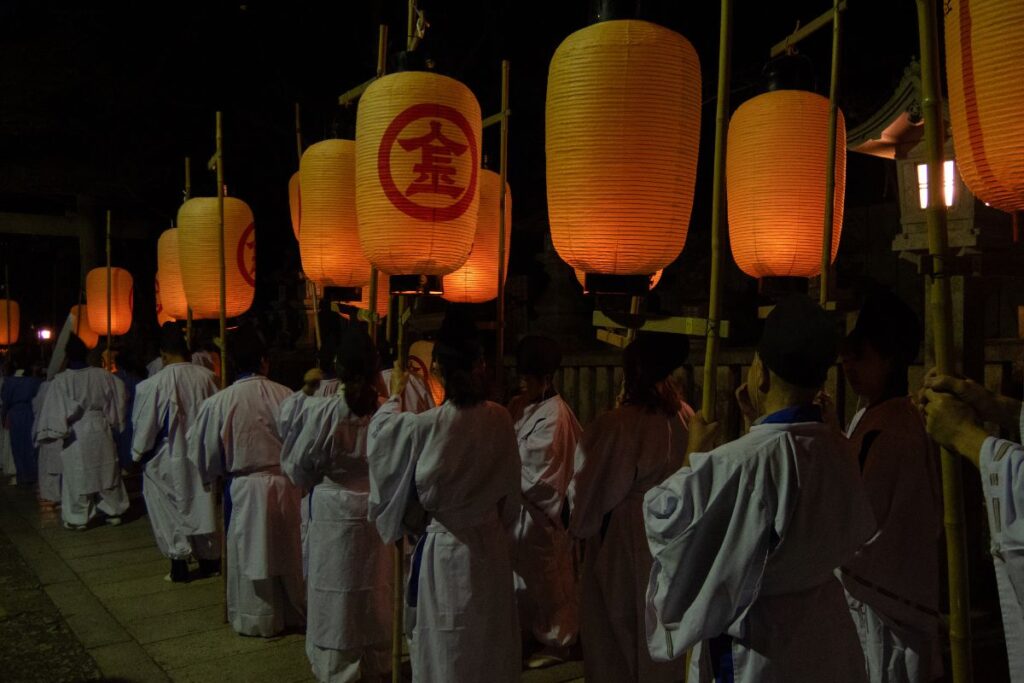 Lantern's light and peaceful atmosphere in Kotohira for the Festival 