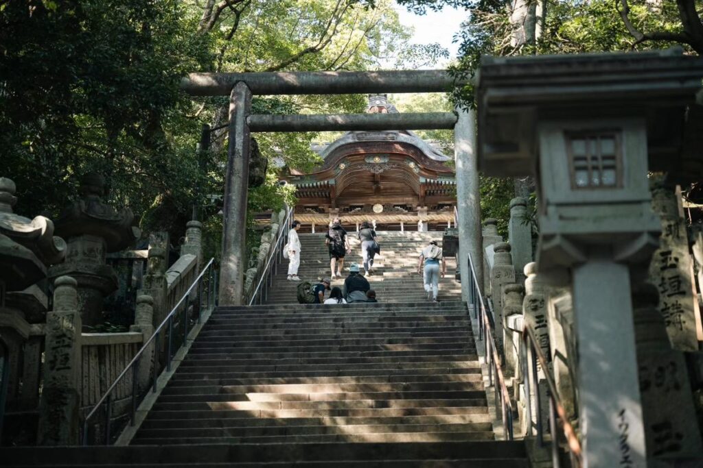 Climb to the main hall of the shrine.