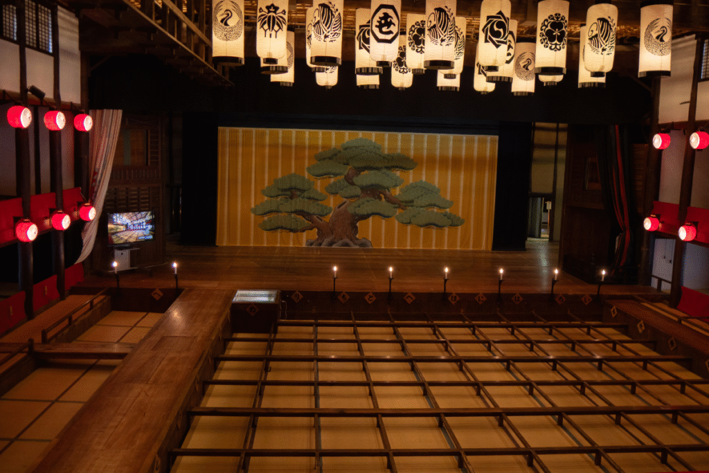 Main room, sits and stage  ©Manon Mathieu