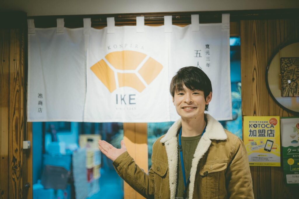 Ryutaro Ike at Ike Syouten shop in Kotohira