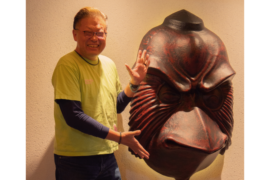 Omi Jun in front of Koto Vegas in Kotohira ©Manon Mathieu