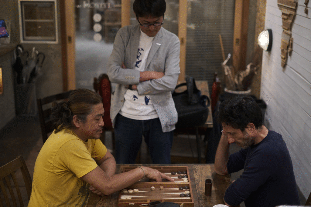 Shinji san playing games with nomads at Kotori ©By's photo