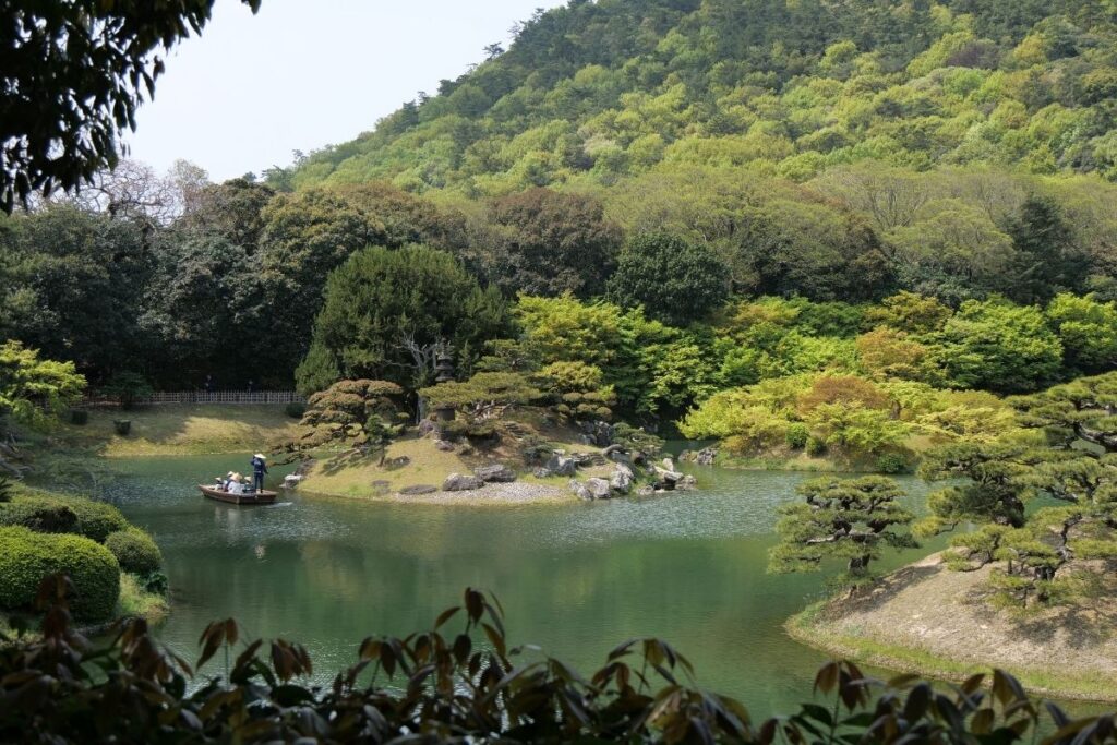 Pond and boat in Ritsurin Garden ©Manon Mathieu