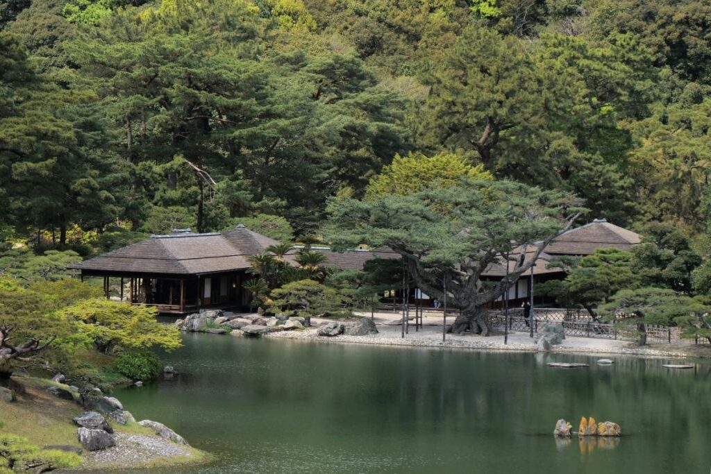 Tea houses by the lake in the garden  ©Manon Mathieu
