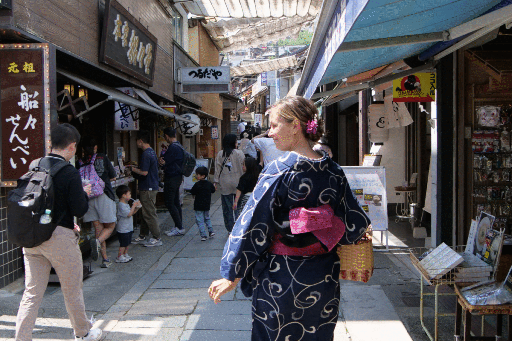 Walking in Kotohira with traditional Kimono ©Manon Mathieu