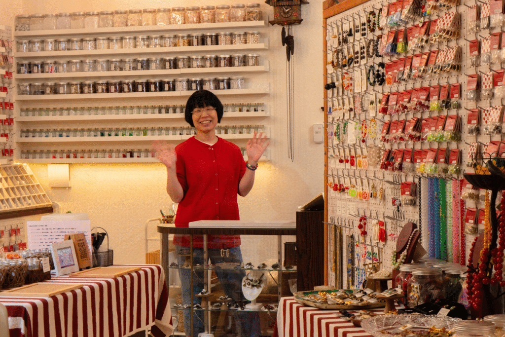 Miyoshi-san at Hitotsubu Beads welcoming people ©Manon Mathieu