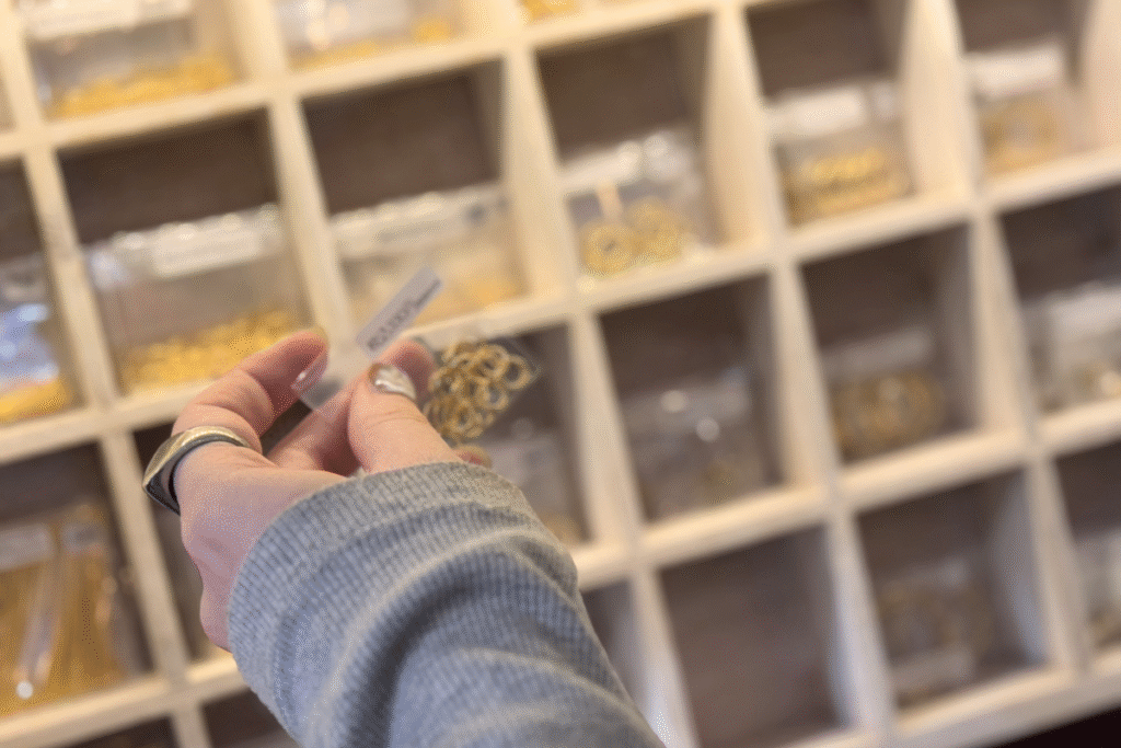 Start by choosing your favorites beads ©Manon Mathieu