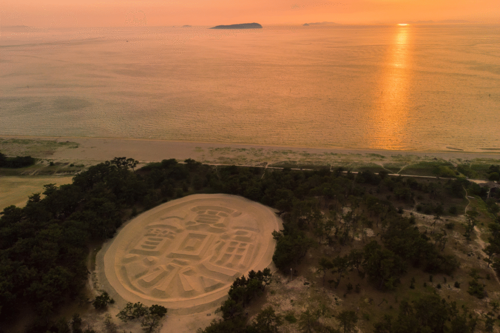 Giant sand coin a must soo nearby Kotohira. ©DR