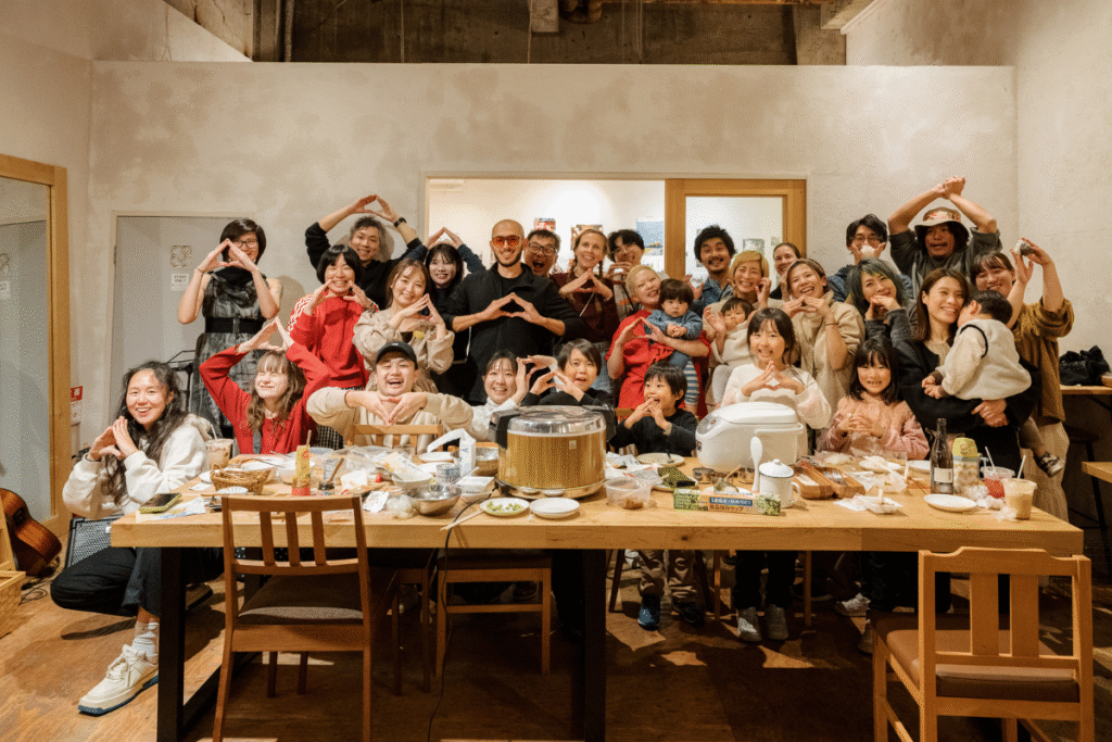 A perfect evening as a digital nomad in Kotohira : onigiri party at Sando Sand. stand ©Chebi Nagai