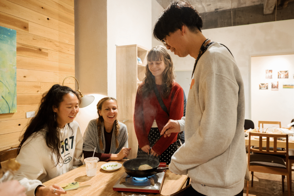Sharing diner with locals and nomads in Kotohira ©Chebi Nagai