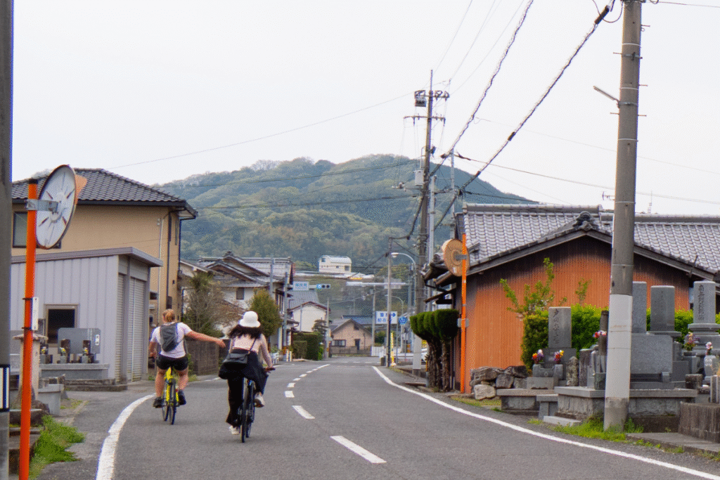 Cycling around Kotohira toward Manno Lake ©Manon Mathieu