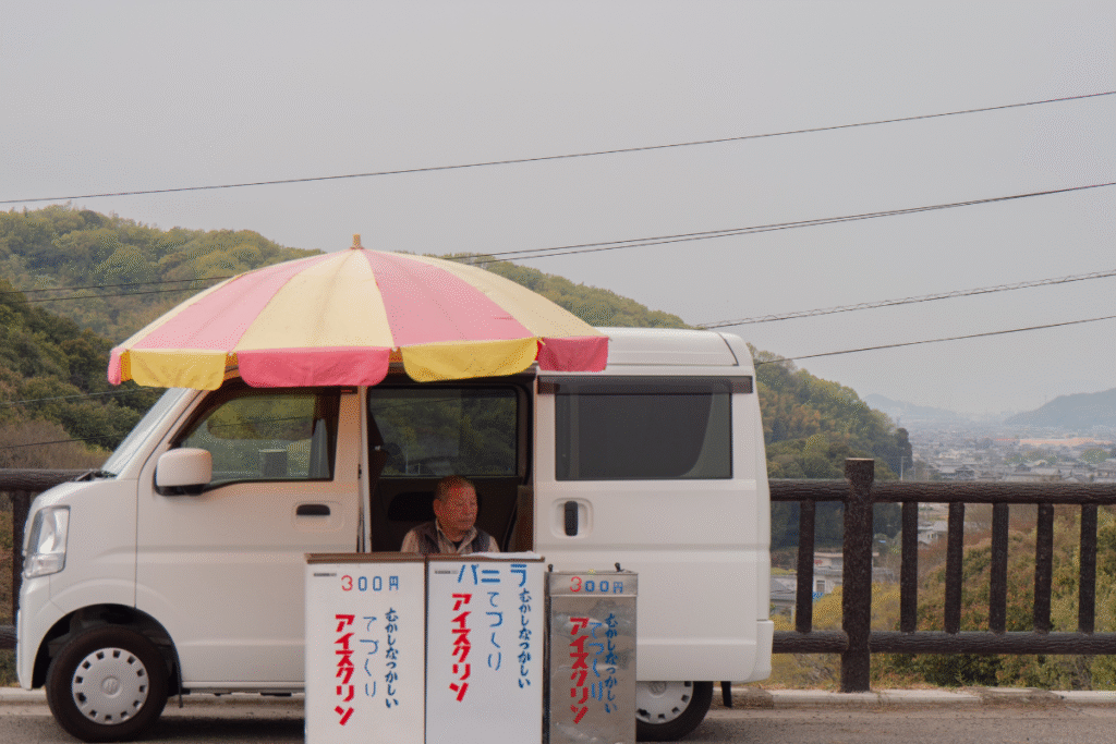 Grab an ice cream by Manno Lake for a quiet afternoon after work ©Manon Mathieu