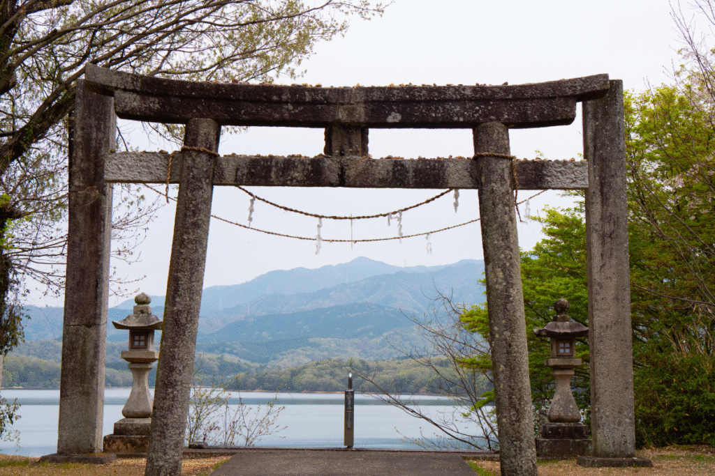 A shrine with view next to Manno Lake ©Manon Mathieu