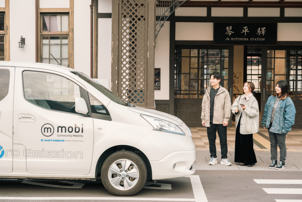 Using Mobi in Kotohira ©Chebi Nagai