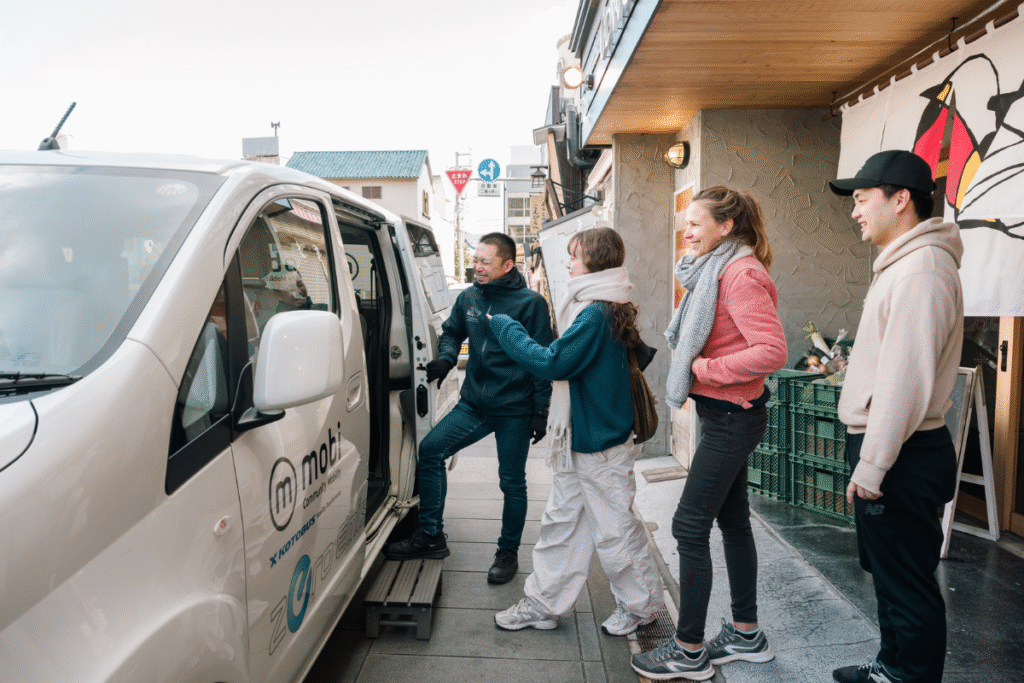 Hop and off from Kotori to many places in town ©Chebi Nagai