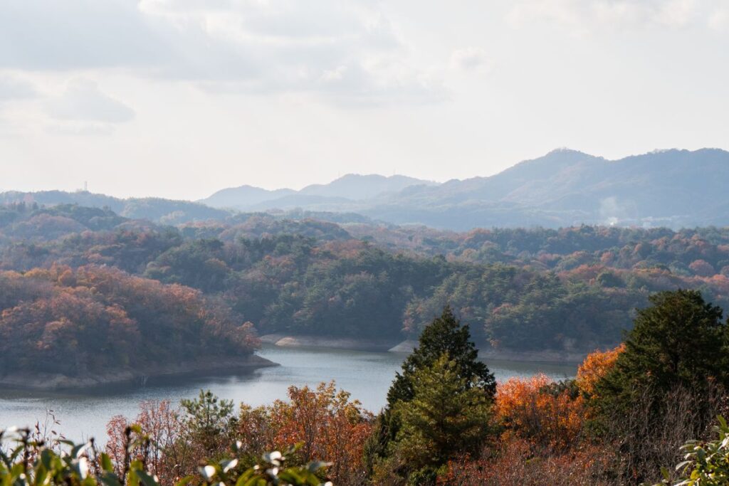 From the viewpoint, enjoy nice panorama over Manno Lake. ©Manon Mathieu