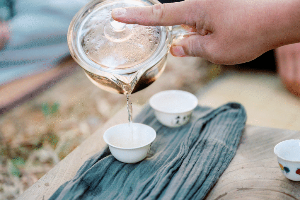 Sencha tea ceremony outside with Charles ©Chebi Nagai