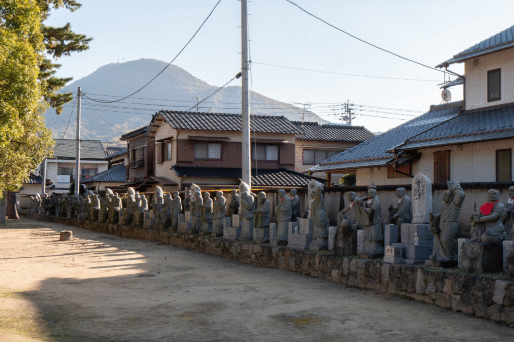 Statues around the main precinct ©Manon Mathieu